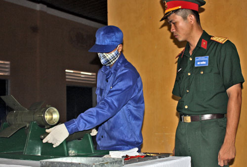 Anh Nguyễn Văn Ninh (phải) hướng dẫn nhân viên kỹ thuật bảo dưỡng vũ khí Ảnh: NVCC